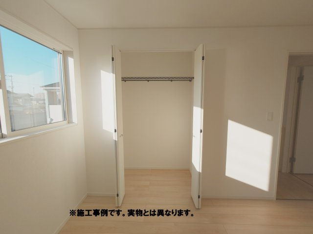 2階洋室完成予想図　内部には収納棚などが設置されていて収納力が抜群で、衣類以外の大きなものも収納できます(^^♪