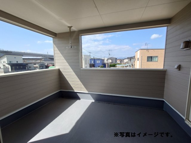 バルコニー完成予想図　天候に左右されず使用できるインナーバルコニー付きです。雨の日でも洗濯物を干すことができます。天気の良い日は強い日差しを避けられるの紫外線アレルギーの方にも安心です。