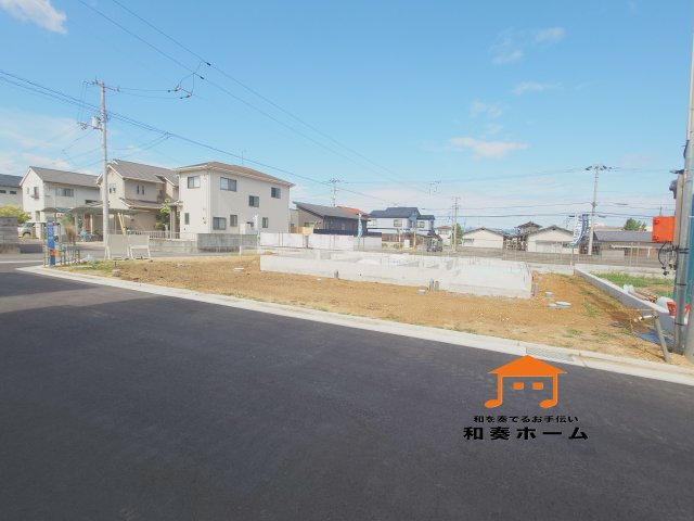 外観　駐車場スペースは3台以上のゆったりとした区画です。入居者以外の出入りが少ないので駐車が苦手な方にも安心です。家族の複数台所有や来客用駐車や将来的な車の増台にも対応しやすいです。