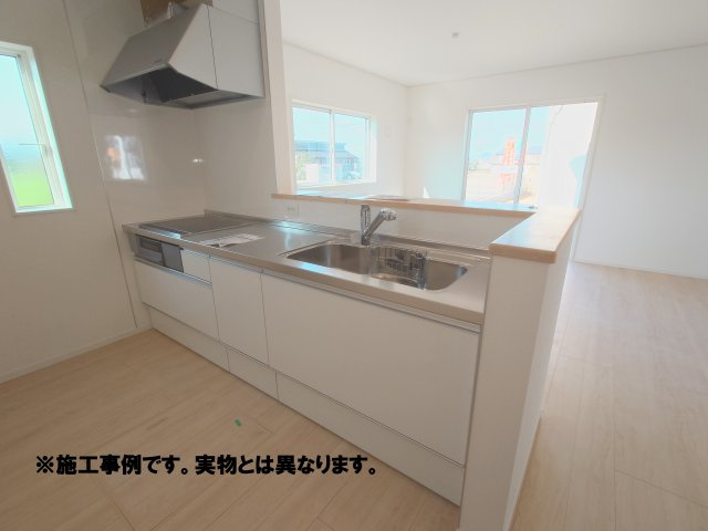完成予想図　調理や洗い物をしながら家族と目線を合わせて話せる人気の対面式キッチンです。リビングやダイニングが見渡せるので小さな子どもの様子を常に確認でき、見守りやすく安心です。