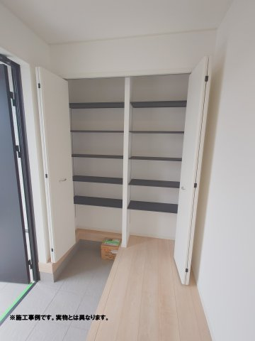 玄関収納完成予想図　玄関をすっきりと保ち、靴や屋外で使用する様々なものを効率的に収納できる収納力豊富なのシューズクロークがあれば、靴を玄関に置きっぱなしにする必要がなくなります！