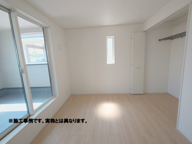 2階主寝室完成予想図　大型の家具を設置しても圧迫感が生まれにくく、空間に余白を持たせた自由度の高いコーディネートができる2階主寝室です。