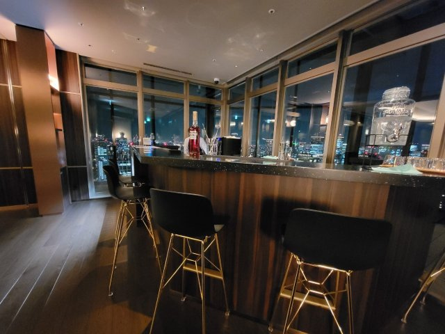 【バーカウンター】ご家族やゲストと過ごす愉しい時間の舞台となるラウンジ。一角にはバーカウンターも！