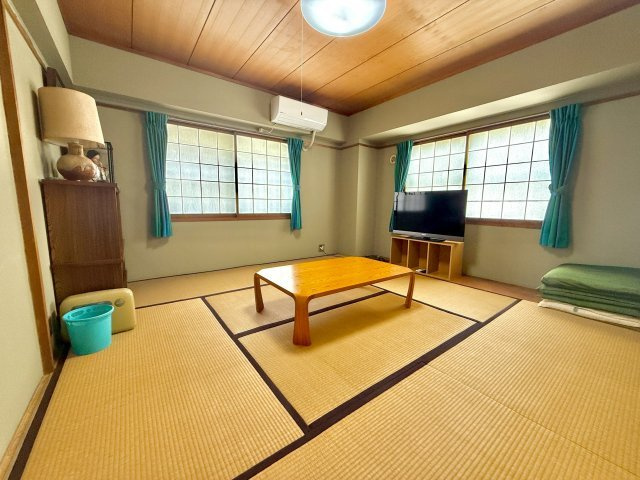 当マンション内には来客が宿泊できるゲストルームがあります。寝具、エアコン、テーブル、テレビ、トイレ（事前予約制。1名1泊3000円　2名～2000円増額）