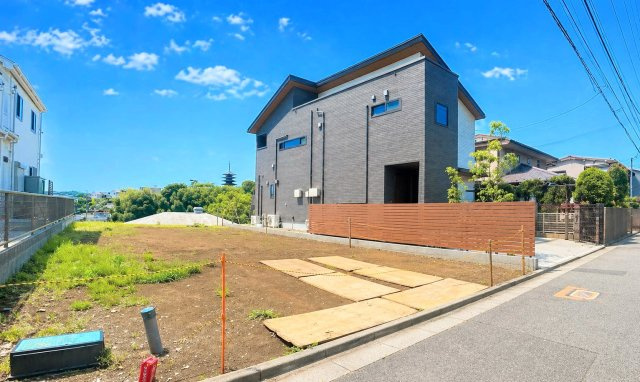 ◆開発道路を囲むように区割りされた敷地。開放感や明るい雰囲気は他にはない条件です。　