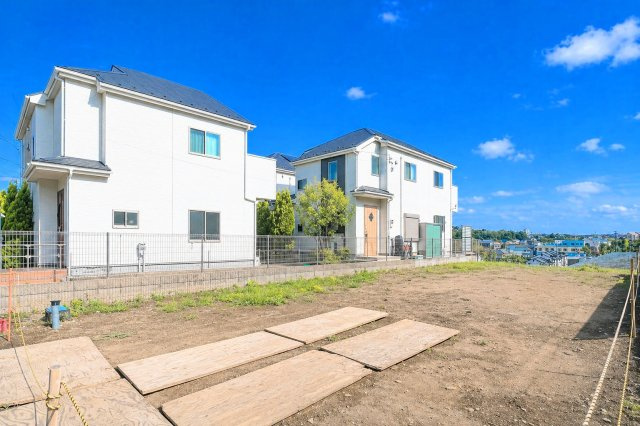 ◆開発道路を囲むように区割りされた敷地。開放感や明るい雰囲気は他にはない条件です。　