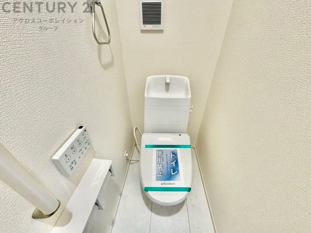 温水洗浄便座付トイレは温水洗浄機能により、暖かい水でおしりを洗浄することができ、冷たい水を使う従来の便座に比べ、温水洗浄機能で暖かいトイレを提供し、快適な使用を可能にします。