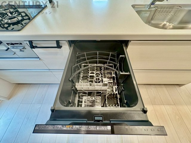 食器洗浄乾燥機は手洗いに比べて時間や労力を節約できます。また、高温のお湯で洗浄されるため、雑菌や細菌を殺菌する効果もあります。さらに、乾燥機能があるため、手で拭く手間も省け衛生的に保管できます。