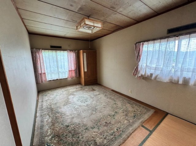 二方向に窓が設けられており、自然光を取り込みやすく風通しの良さも感じられる空間。畳敷きの落ち着いた雰囲気で、寝室や客間など幅広い用途におすすめです。高台に位置する住まいならではの開放感も感じられます。