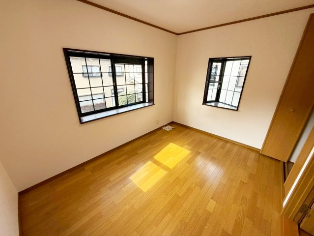 シンプルな洋室は、様々なインテリアに合わせやすいのが魅力です　　　