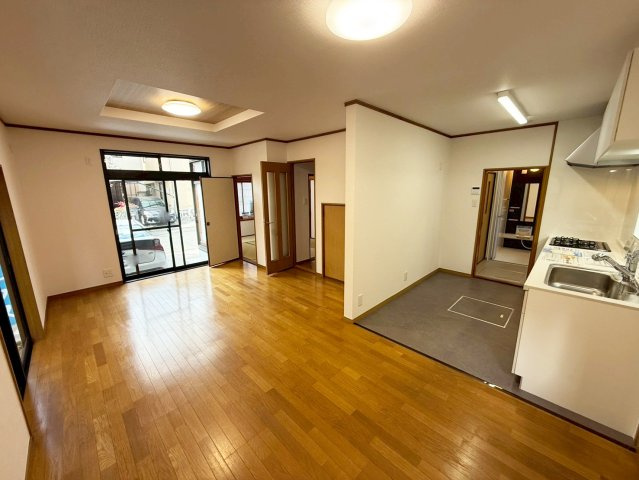 リビングへつながるドアを開くとすぐに開放的なリビングがございます