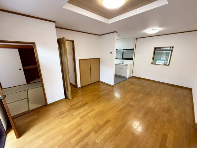 爽やかな自然光が舞い込み、家族との憩いのひとときを過ごす寛ぎの場