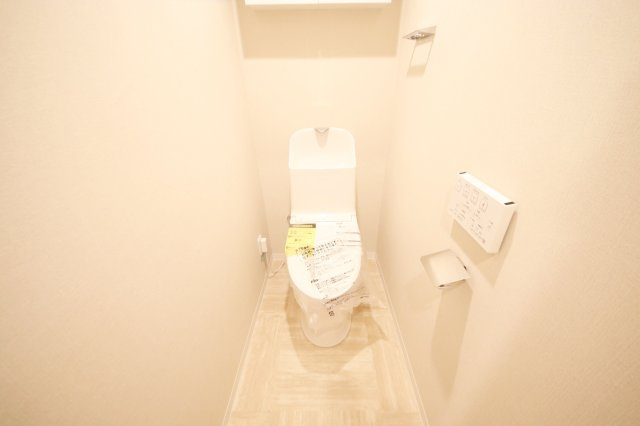 清潔感ある白を基調としたトイレです