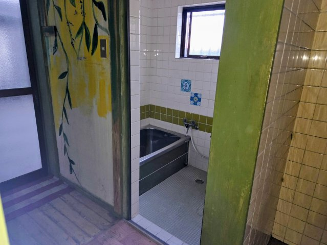 窓から自然光が入る浴室で、手軽に換気ができて快適です。