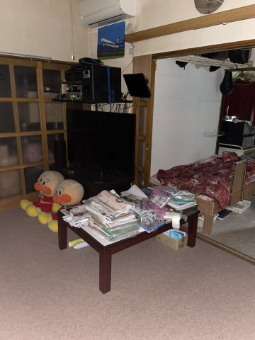 引き戸を開放すれば風が通り抜け、明るい室内へと変化します。