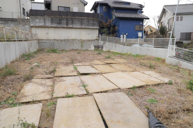 土地購入を検討されている場合、境界杭がない状態で購入してしまうと境界確定測量をする必要があり、費用がかかります。購入の前に、売主、隣土地所有者立ち合いのもと境界を確定し境界杭を設置するのがベストです。