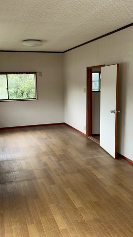 光と風が通り抜ける心地よい洋室