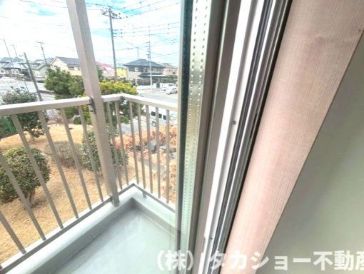 サッシはペアガラスです。
