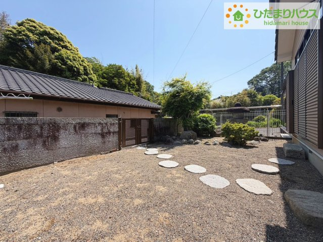 周辺には高い建物がないため、お庭には太陽の光が降り注ぎます♪