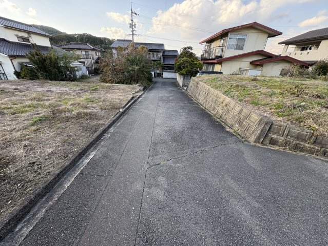 閑静な住宅地に位置する約60坪のゆとりある売土地です。前面道路は幅員約4.0mで、車の出し入れもしやすい環境。高台ならではの日当たりの良さと開放感が魅力で、落ち着いた住環境です。