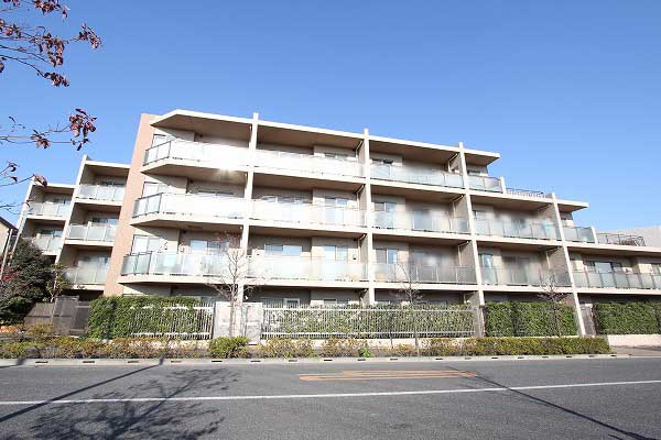 小学校まで徒歩3分、中学校まで徒歩8分。お子様の登下校も負担が少なく安心。