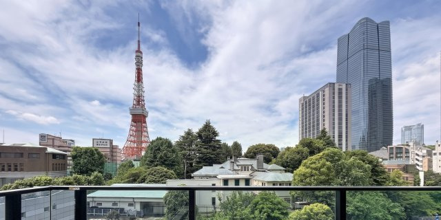【眺望】南向きのメイン眺望です。眼前は風致地区なので環境は変わりにくいと言えます。