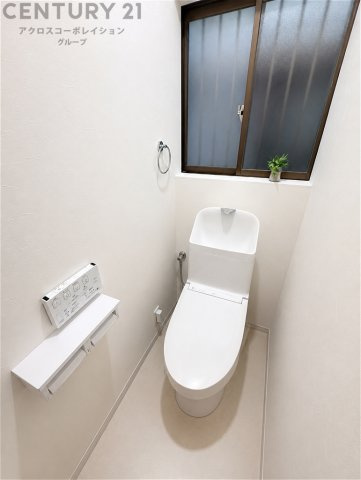清潔感あふれる明るいトイレ空間。窓付きで自然光を取り込めるのも嬉しいポイントです。使い勝手も良く、毎日気持ちよくお使いいただけます。
