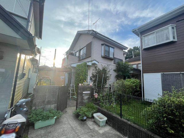 住宅用の土地では前面道路に2m以上接していなければならないと法律で定められています。しかし、お持ちの車のサイズやライフスタイルなどにより、2mでは利便が悪い場合もございますので、事前に確認しましょう。