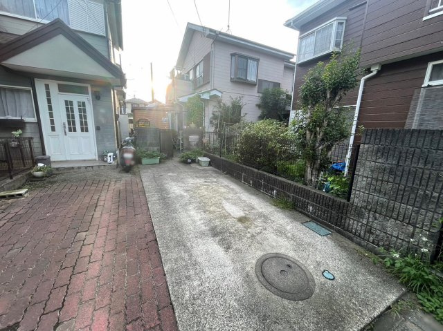 お持ちの車種によっては前面道路が広い方が便利でしょう。しかし、前面道路が広ければその分交通量が多くなるため、騒音などが気になる場合があります。実際に現地を見学し、周辺交通量や騒音などを確認しましょう！