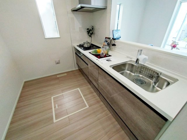 足元にはストック置き場にも便利な床下収納付き。※画像内の家具・小物類等は販売価格に含まれておりません。