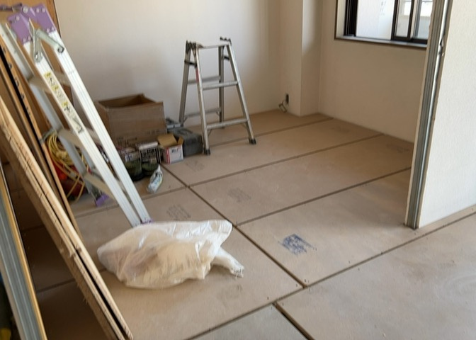 洋室のメリットは重い家具が置きやすく、身の回りが整理しやすいことです。　床がフローリングのため畳とは異なり凹みにくいです。　クローゼットなど収納が豊富で、普段使わない旅行カバンや服の整頓も簡単にです。