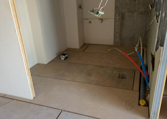 寝室でゆっくりと過ごすためにはベッド周りの適度な空間を担保することや窓の位置、照明の明るさ、寝室の広さなどを考える必要があります。自身や家族の構成とライフスタイルに併せて寝室にする部屋を選びましょう！