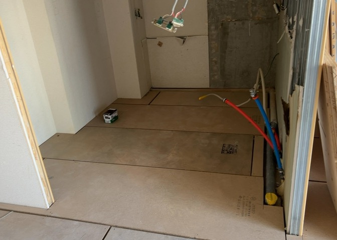 デザイン性を重視しすぎて収納が少なかった！なんてことにならないため、事前に現地で収納の数を確認しておくことをお勧めします。クローゼット以外にも床下収納や屋根裏収納、パントリーなどもチェックしましょう。