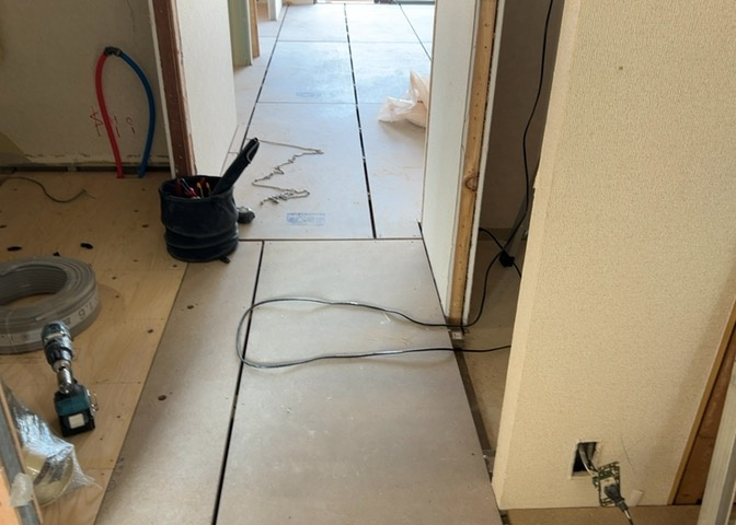 内装はとにかくおしゃれなものがいい！と選ぶ前に、まず住んだ後のことを想像してみましょう。住んでみたらコンセントの位置が悪くて使いにくいなど出てきます。事前にどの家電をどこに置くか想定しておきましょう。