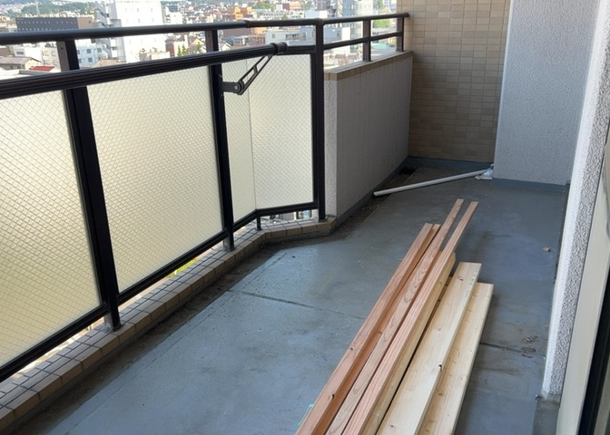 バルコニーは、室外の専用スペースのうち、「屋根がなく開放された空間」であるものを指します。ベランダより広いタイプのものが多く、日当たりもよいため家庭菜園などを楽しみたい人にとって適した環境となります。