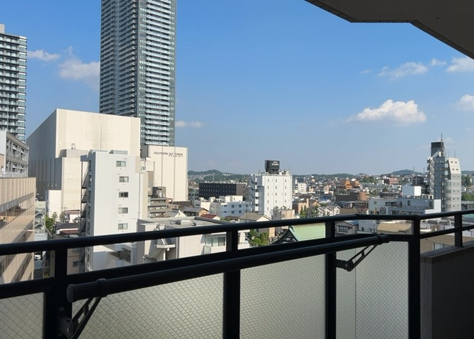 眺望の良さを楽しめるダイニングキッチンで家族団らんの時間を過ごしてはいかがでしょうか。バルコニーから見える景色を家族で眺める時間は、時間が経つのを忘れてしまいそうですね。是非、現地を見に行きましょう！