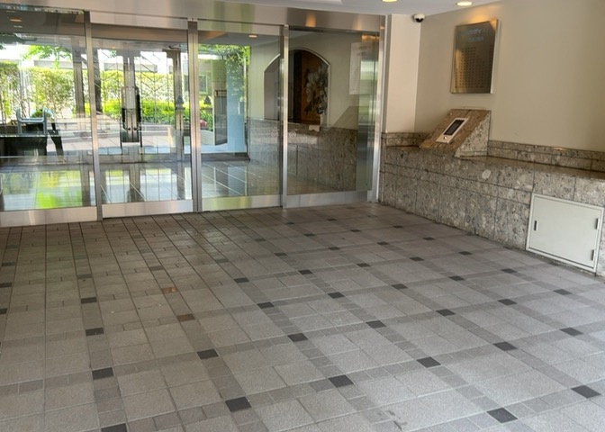 マンションのエントランスには、もともと風よけや防犯の役割がありますが、マンションによって宅配ボックスなどの設備が備わっている所もあります。日々の生活をイメージしながら生活しやすさをチェックしましょう。