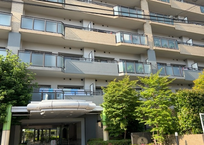 外観はマンション管理がされているかの目安になります。築年数が古いと、壁面は劣化してひび割れが生じることも！建物が古びていても細かいところが修繕されていると、きちんと管理されているなぁと感じるでしょう。