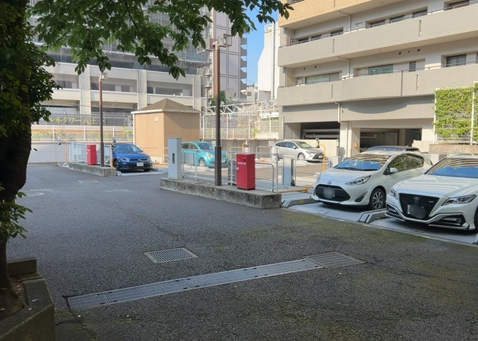 駐車場と明記されていても、最小スペースでつくられた駐車場だと大型車は駐車できなかったり、出入りしにくくなったりする可能性があります。お車のサイズと購入したい物件の駐車場のサイズを現地で確認しましょう。