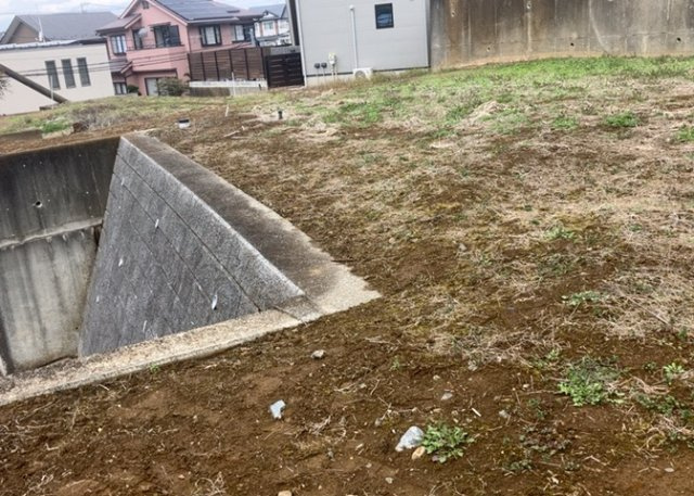 土地の形が極端に長細かったり、狭小地、あるいは道路との高低差がある傾斜地だった場合、後々売ろうとしても買い手がつかない場合もあります。後々、売却することになった時に価値の下がらない土地を選びましょう。