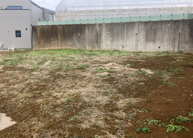 土地購入を検討されている場合、境界杭がない状態で購入してしまうと境界確定測量をする必要があり、費用がかかります。購入の前に、売主、隣土地所有者立ち合いのもと境界を確定し境界杭を設置するのがベストです。