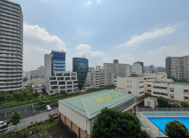 【眺望】　目の前に高い建物がなく、開放感を味わえます。