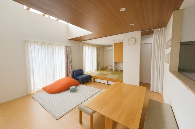 広いリビングは家族が自然と集まる居心地の良い空間