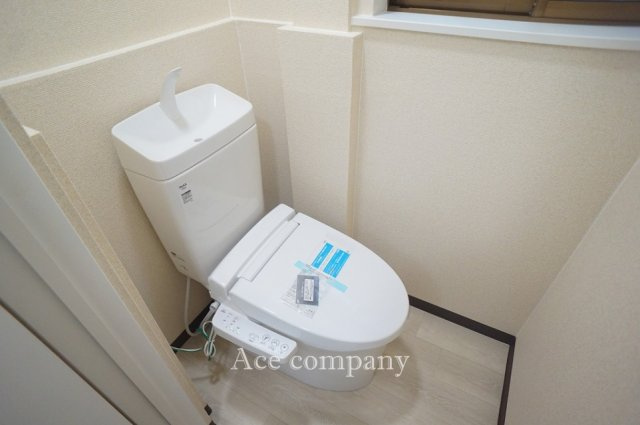 トイレは1階と3階の2ヶ所に完備♪こちらは1階のシャワートイレ新調です☆