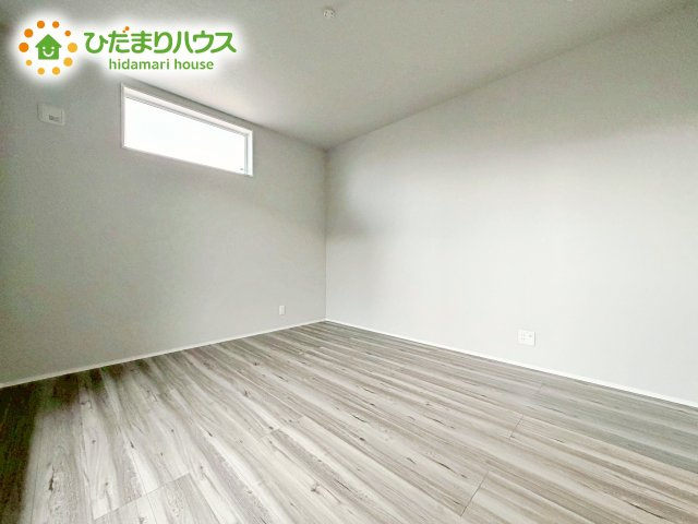 壁紙はシンプルで清潔なホワイトで統一しています。朝の光をたっぷり浴びながら一日をスタート！目覚めは明るくあたたかな場所で。