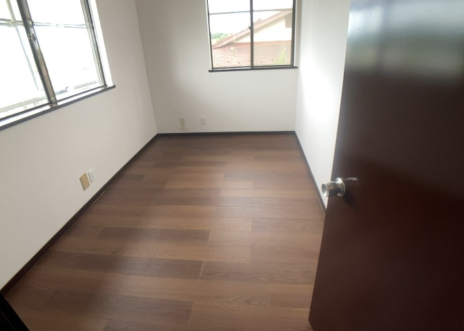 洋室のメリットは重い家具が置きやすく、身の回りが整理しやすいことです。　床がフローリングのため畳とは異なり凹みにくいです。　クローゼットなど収納が豊富で、普段使わない旅行カバンや服の整頓も簡単にです。