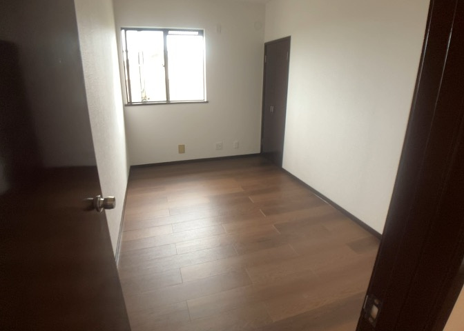 寝室でゆっくりと過ごすためにはベッド周りの適度な空間を担保することや窓の位置、照明の明るさ、寝室の広さなどを考える必要があります。自身や家族の構成とライフスタイルに併せて寝室にする部屋を選びましょう！