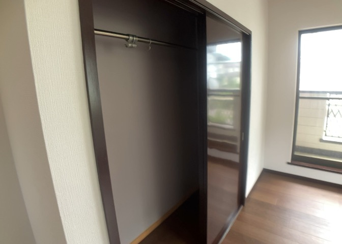 デザイン性を重視しすぎて収納が少なかった！なんてことにならないため、事前に現地で収納の数を確認しておくことをお勧めします。クローゼット以外にも床下収納や屋根裏収納、パントリーなどもチェックしましょう。