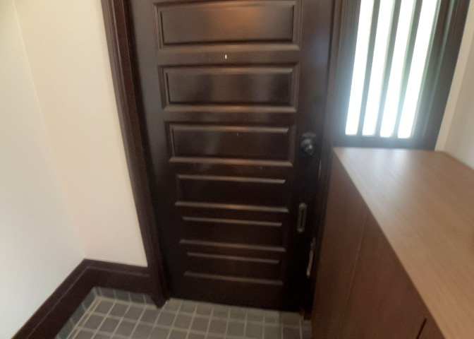 玄関は家の顔でもあり、家族以外の目にも止まる場所です。玄関は外との間を仕切る扉、靴などをしまっておく収納スペース、靴脱ぎのたたきスペース、来客とのやり取りをするドアホンなど複数のアイテムからなります。