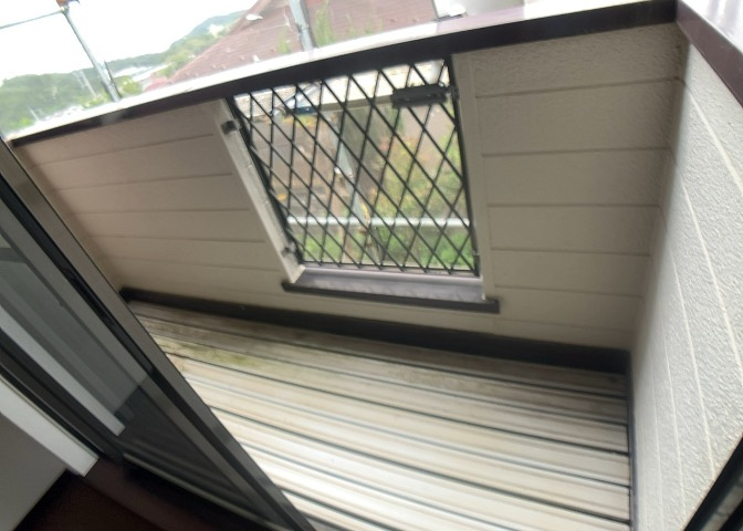 バルコニーは、室外の専用スペースのうち、「屋根がなく開放された空間」であるものを指します。ベランダより広いタイプのものが多く、日当たりもよいため家庭菜園などを楽しみたい人にとって適した環境となります。